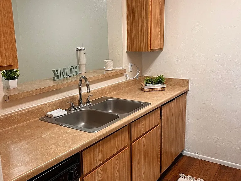 Silverado Apartments — Photo 16