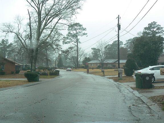 5th image of 305 Parkdale Dr