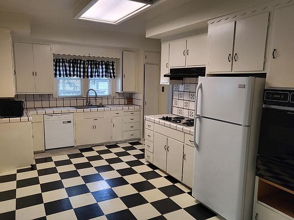 4th image of 1367 Sierra Ave