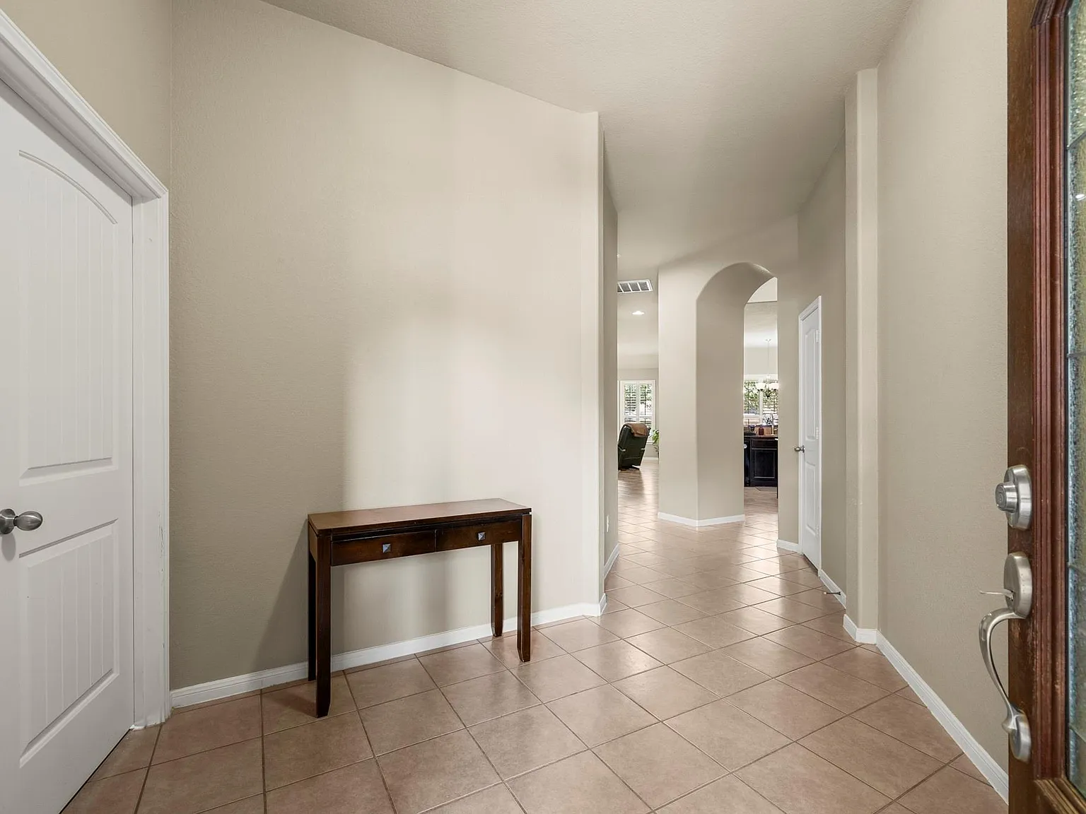 3 bed, 2.0 bath, 1864 sqft, $2,275 — Photo 4