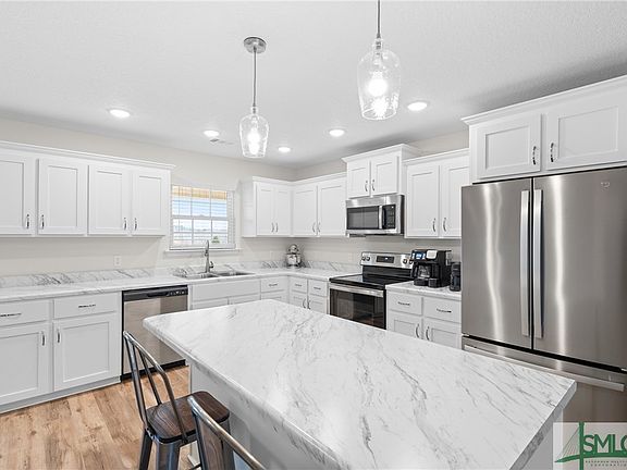 3rd image of 611 Fescue Drive
