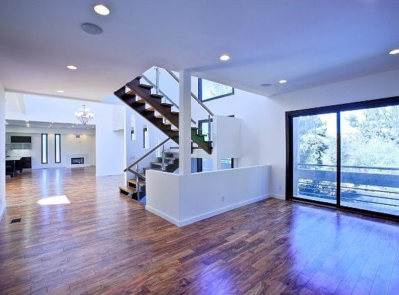 4th image of 22139 Mulholland Dr