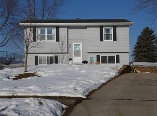 127 Brook Cir, Pella, IA 50219