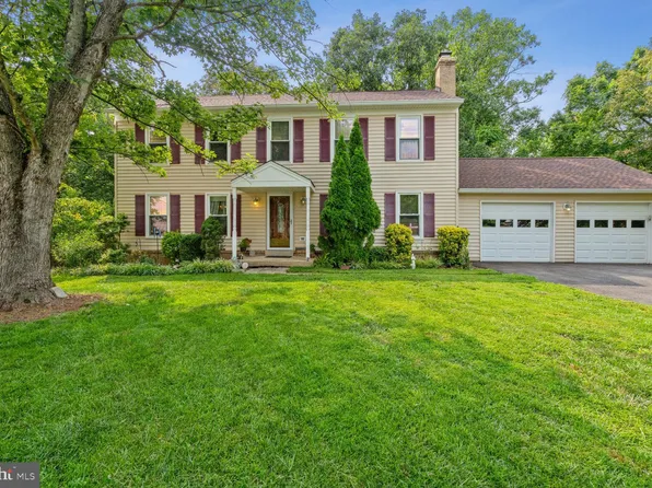 10519 Cambridge Ct, Great Falls, VA 22066