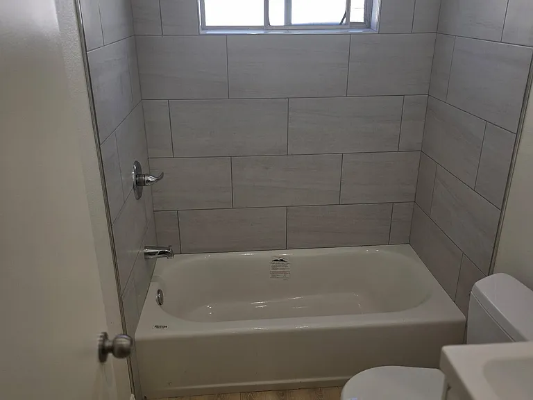 730 E 17th St #7 — Photo 16