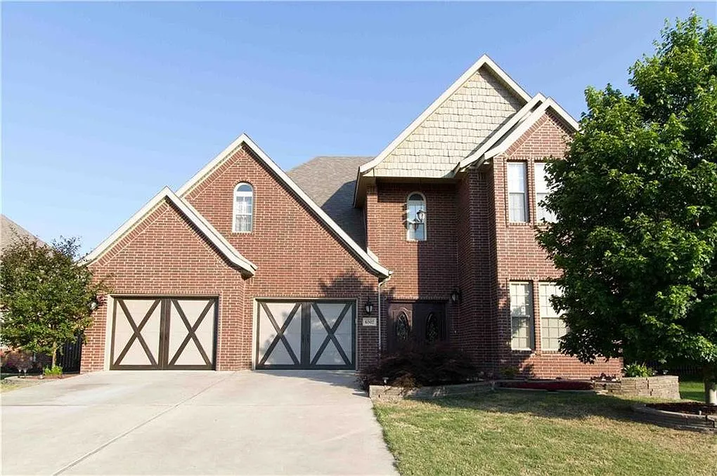 4 bed, 2.5 bath, 2705 sqft, $2,950 — Photo 1