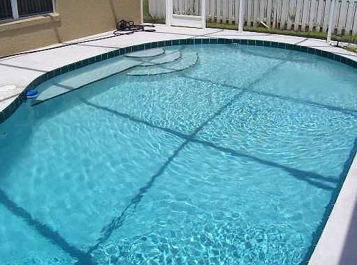 Large Pool w/ Screen