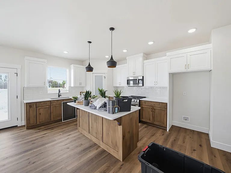 435 E River Ln — Photo 4
