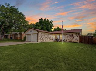 516 NW Jayellen Ave, Burleson, TX 76028