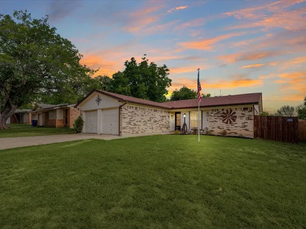 516 NW Jayellen Ave, Burleson, TX 76028