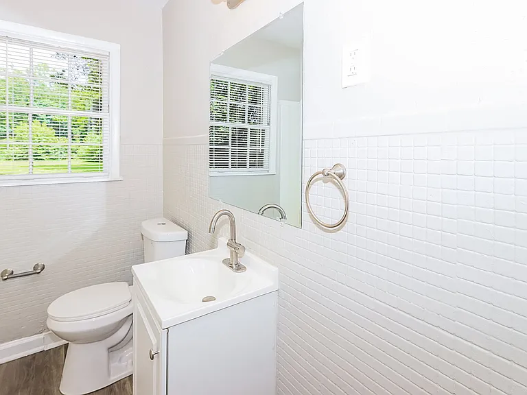 1539333_022_main_bathroom_12897100.jpg