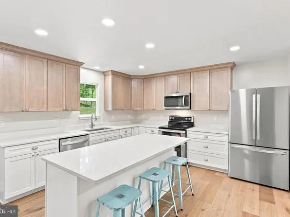 448 Cedar Ln, Bluemont, VA 20135
