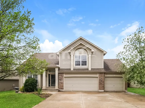 1516 SE Dalton Dr, Lees Summit, MO 64081