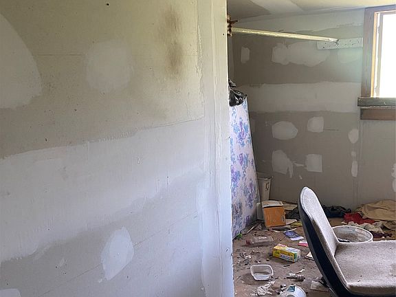 3rd image of 406 Crockett St