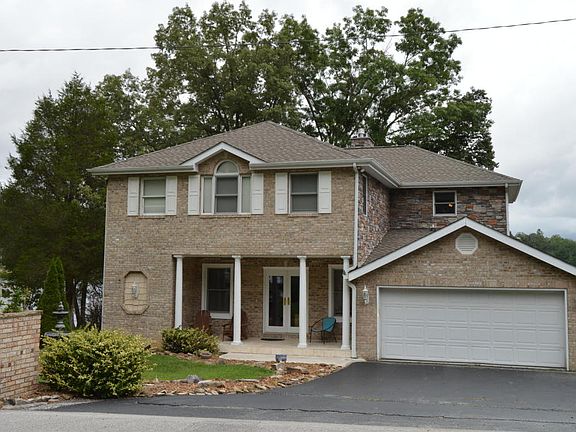 2nd image of 210 Holiday Ct