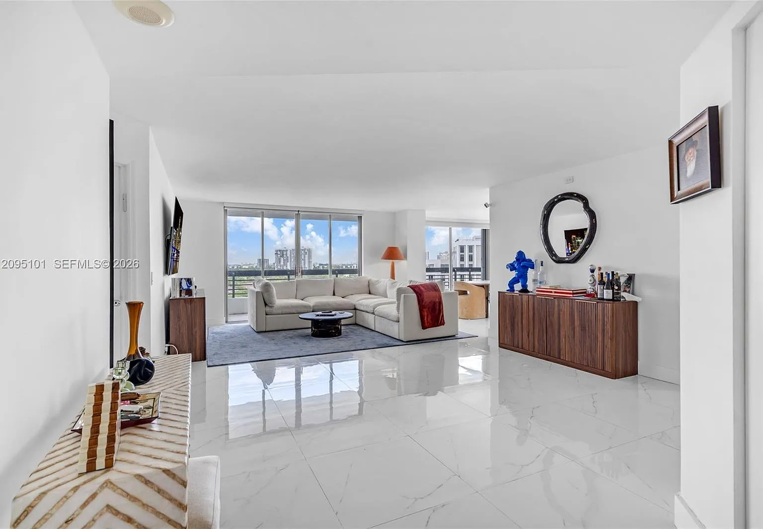 Mystic Pointe Tower 400 C — Photo 2