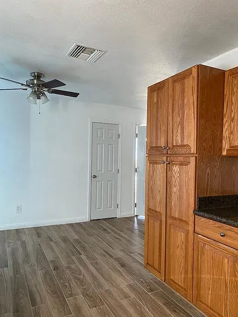 3 bed, 1260 sqft, $2,350 — Photo 3