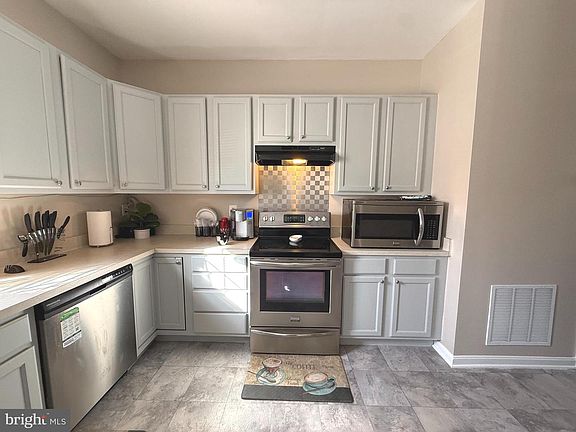 3rd image of 215 Seamaster Rd