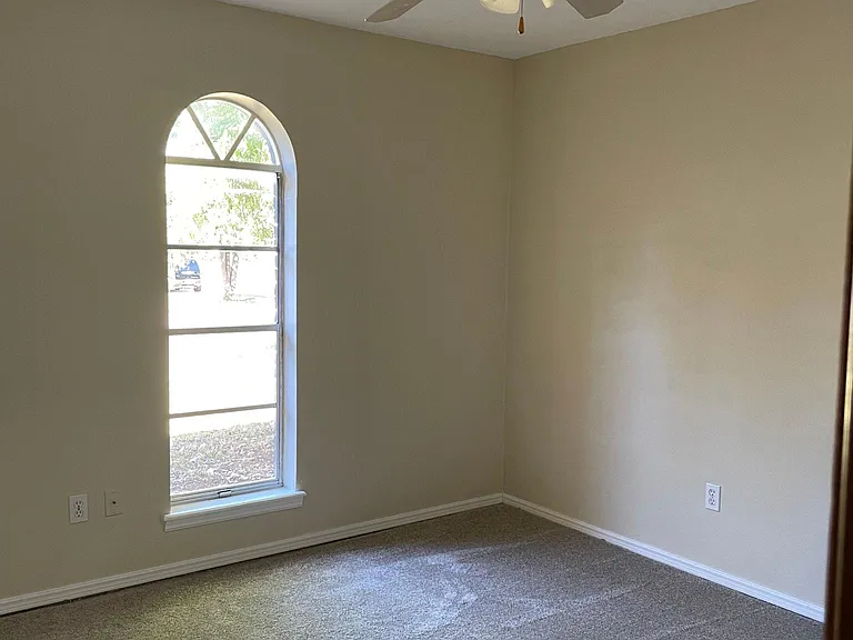640 Redstone Ave — Photo 22