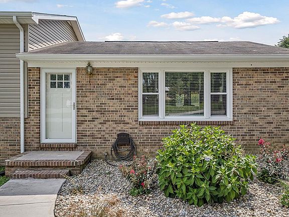 4th image of 301 Shadowlawn St