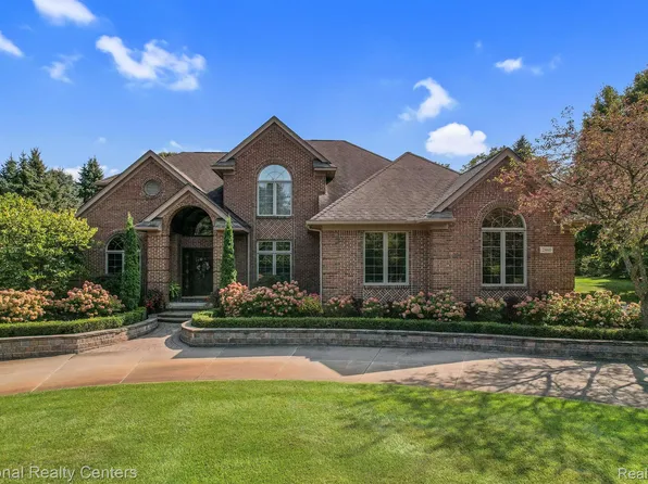 2860 Canterbury Ct, Milford, MI 48381