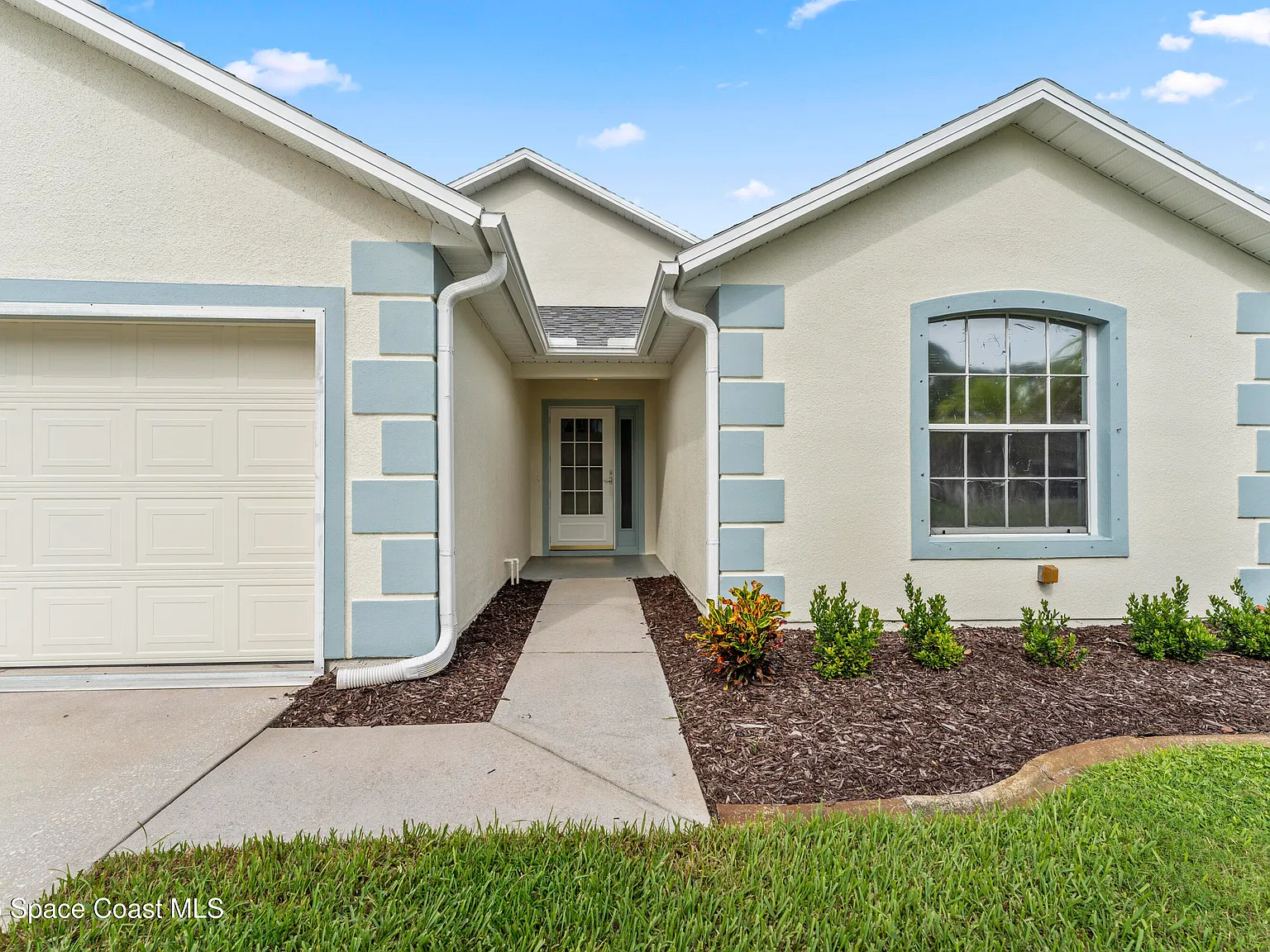 3 bed, 2.0 bath, 1398 sqft, $2,300 — Photo 3