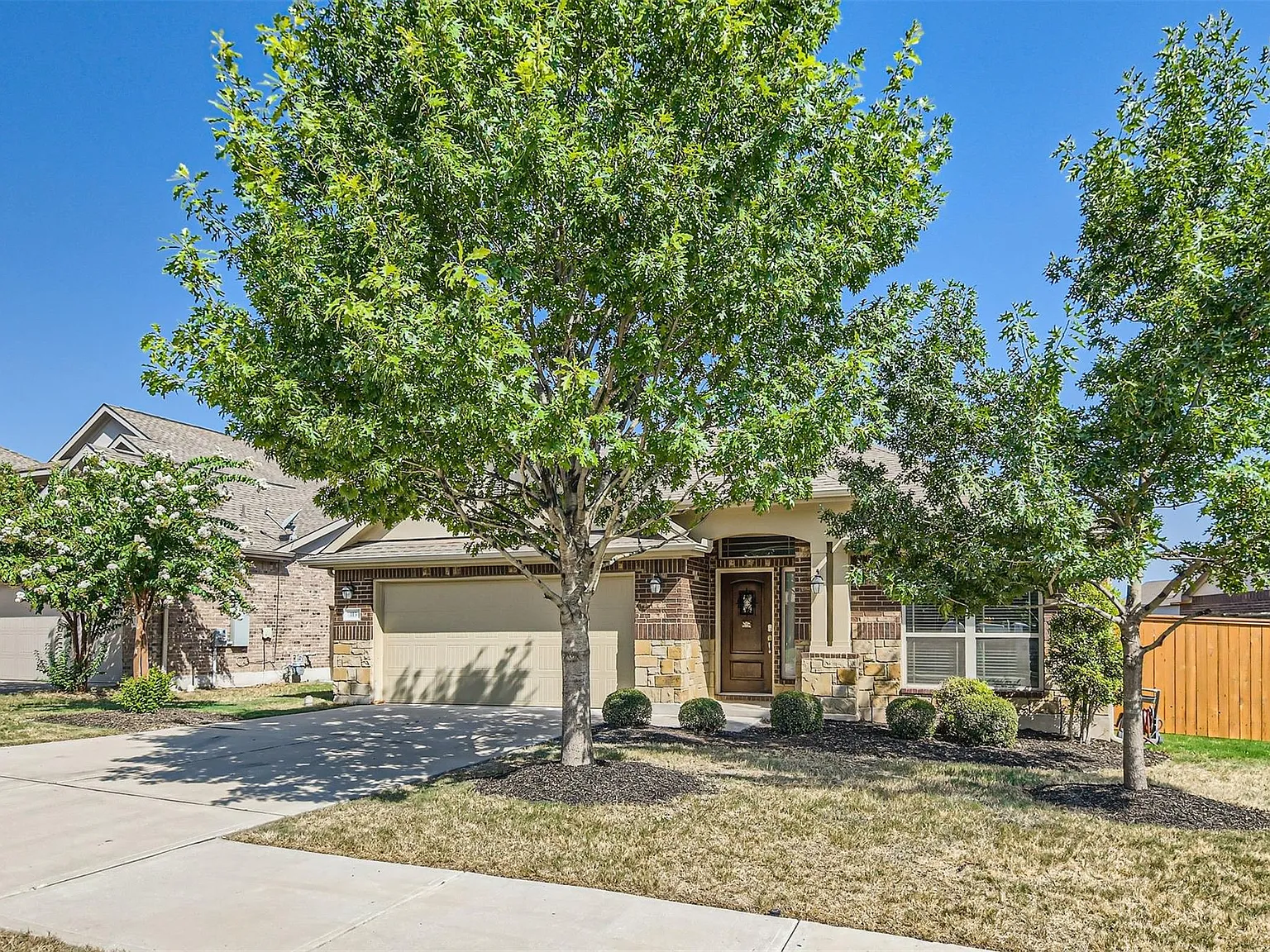 3 bed, 2.0 bath, 2047 sqft, $2,600 — Photo 2