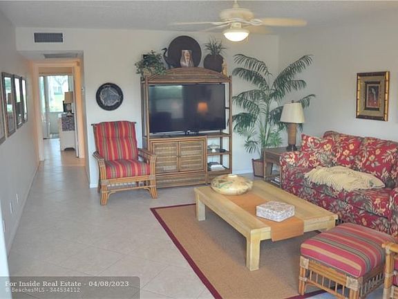 4th image of 1104 Oakridge Cir #V