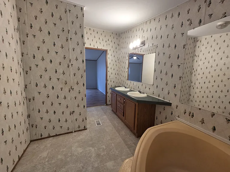 222 Blackburn St — Photo 15