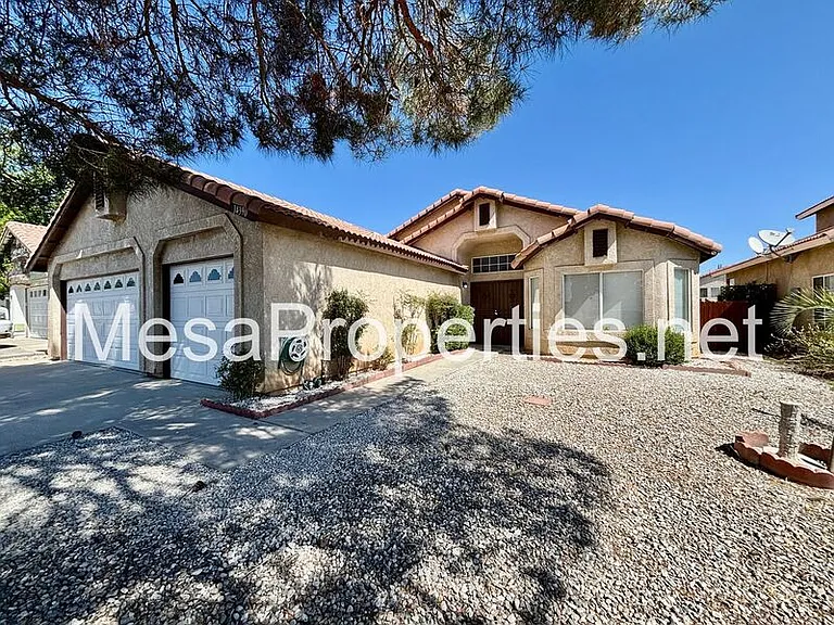 14390 Hillsborough Dr — Photo 2