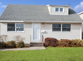 86 Moeller St, Hicksville, NY 11801