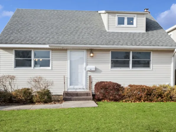 86 Moeller Street, Hicksville, NY 11801
