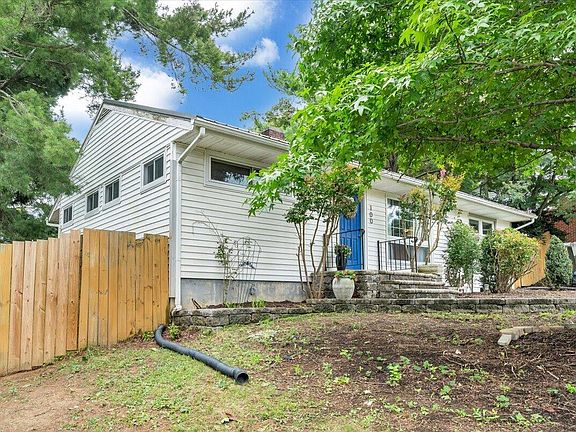 4th image of 100 Roseland Dr SW