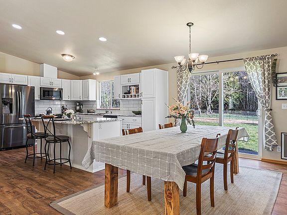 5th image of 8055 SE Willowbrook Ln