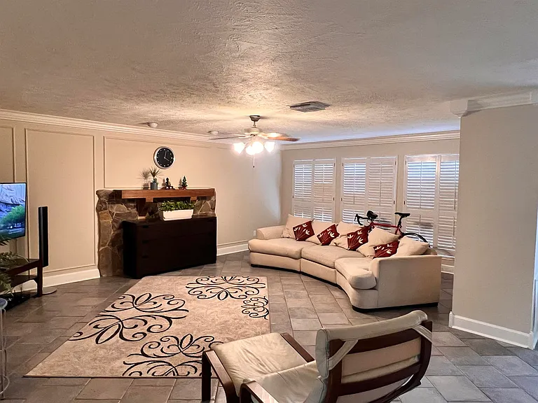 2104 Bay Hill Dr — Photo 4