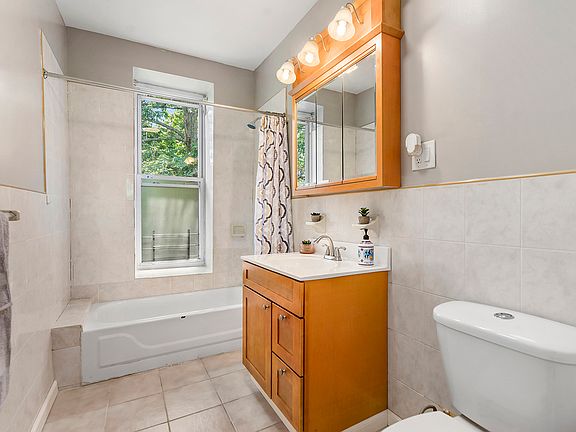 4th image of 310 Van Buren St #2