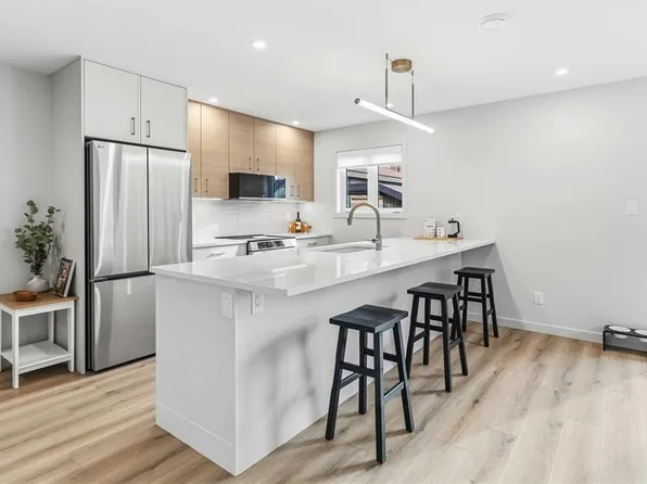 1789 Emerson St #6, Victoria, BC V8R 2C2