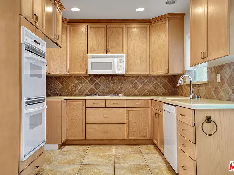 14101 Dickens St #10 — Photo 11