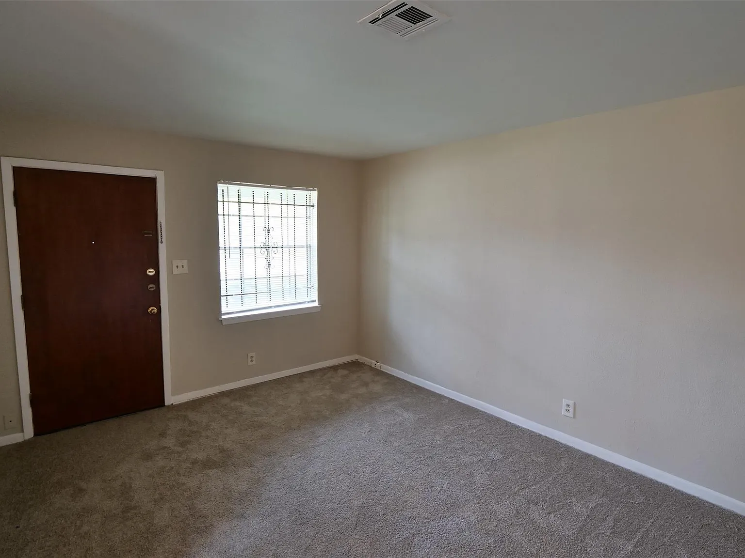 3 bed, 1.5 bath, 1014 sqft, $1,450 — Photo 3