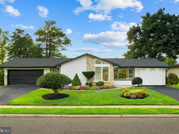 521 Parkway Dr, Fairless Hills, PA 19030
