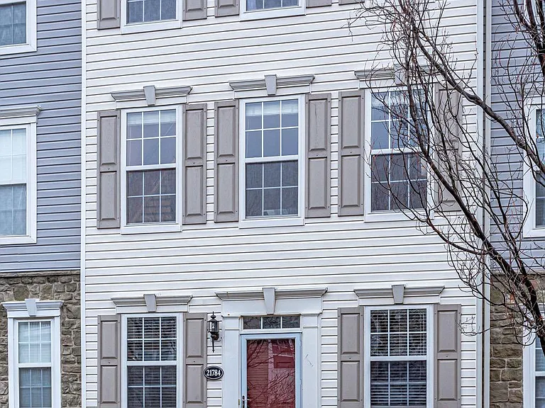 21784 Jarvis Sq — Photo 1