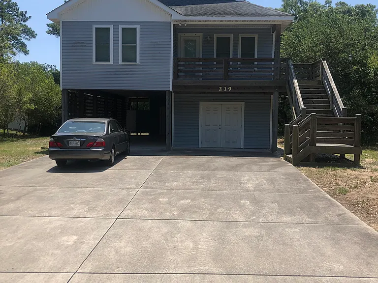 219 Quail Ln — Photo 1