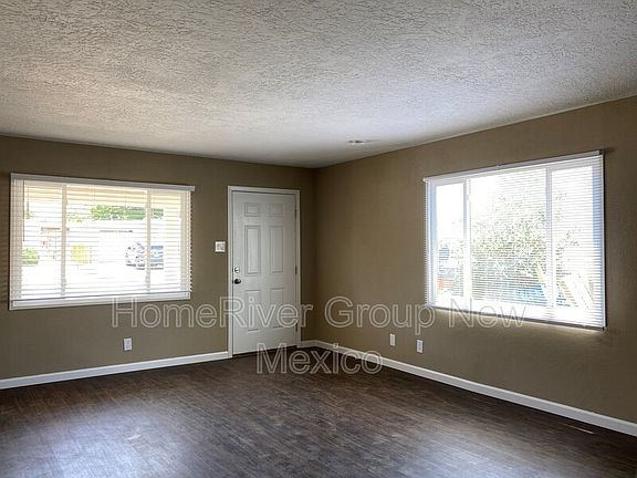 5th image of 2515 Mary Ellen St NE