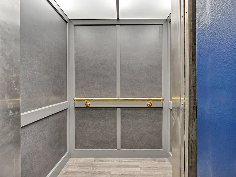 100 Howe Street — Photo 58
