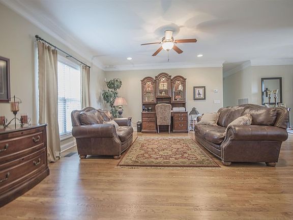 4th image of 614 Excalibur Ct