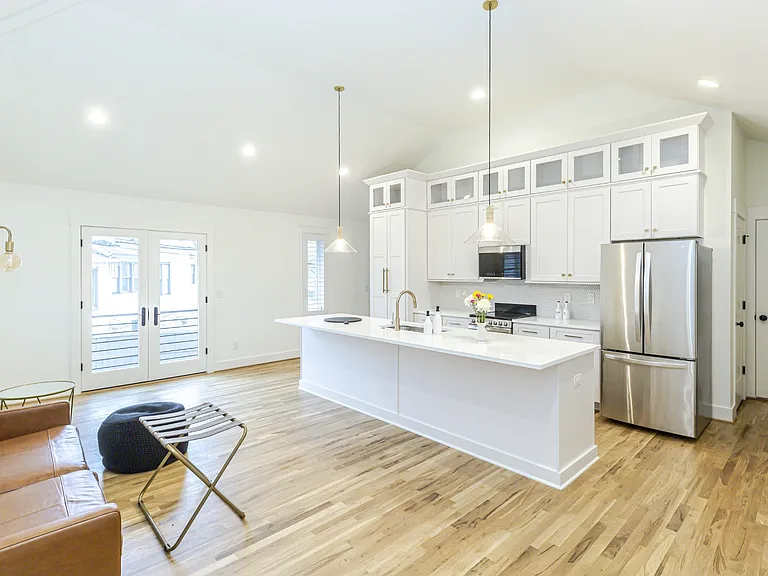 2213B Belmont Blvd — Photo 1