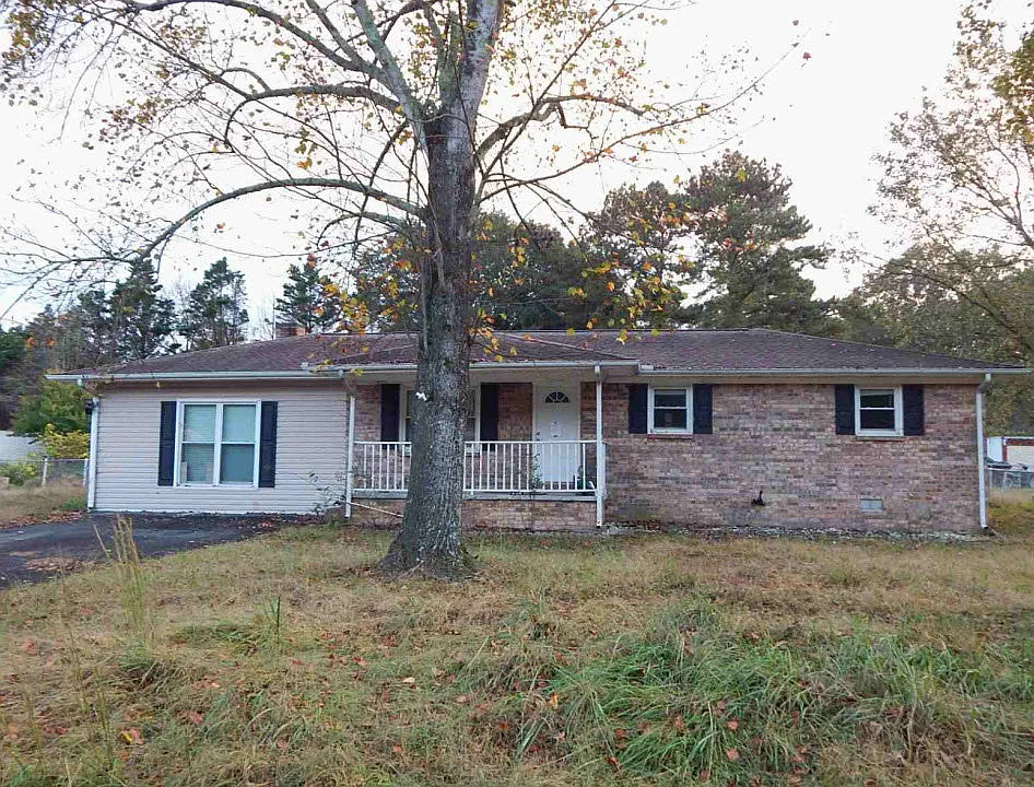 145 Cardinal Dr NE photo 1