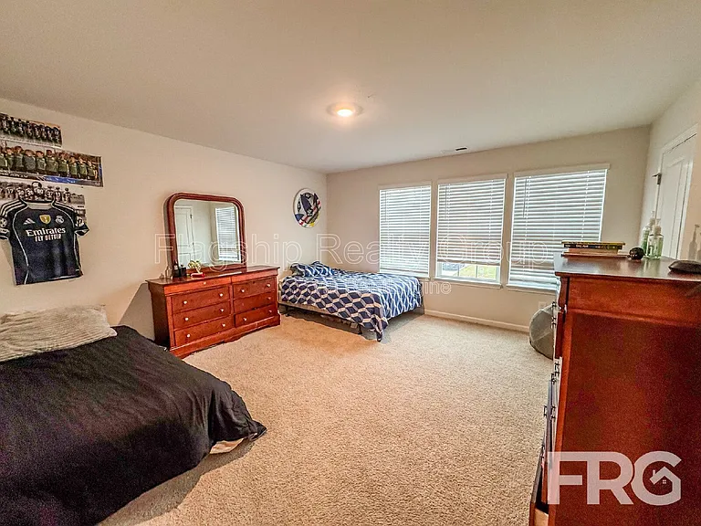1028 Riverstone Dr — Photo 33