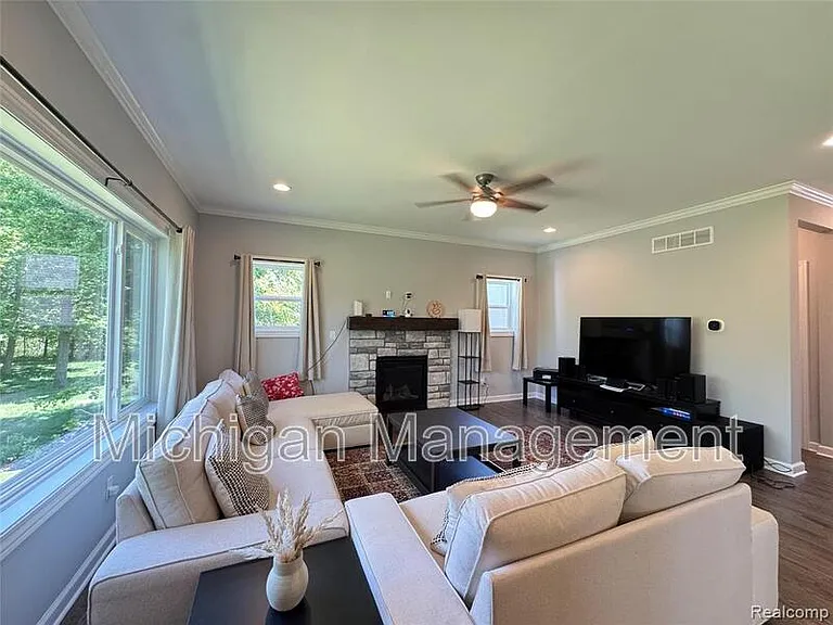 6149 Woodridge Ln — Photo 10