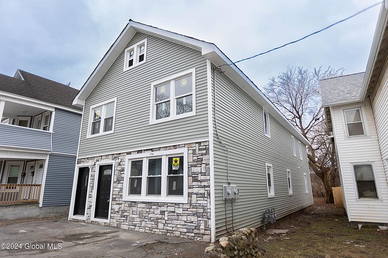 3rd image of 1744 Albany Street